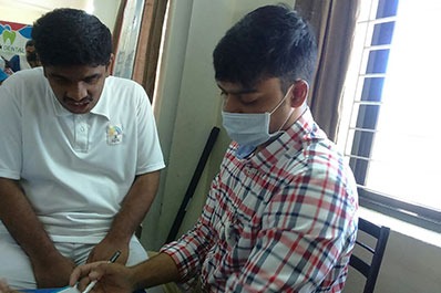 A doctor who is an Oral Surgery Specialist discussing treatment procedures with a client in Coimbatore